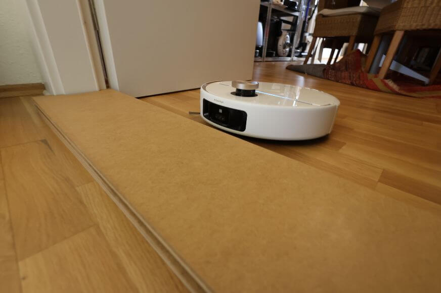 MOVA V70 Ultra Complete überwindet eine hohe Türschwelle mit dem StepMaster 2.0 System